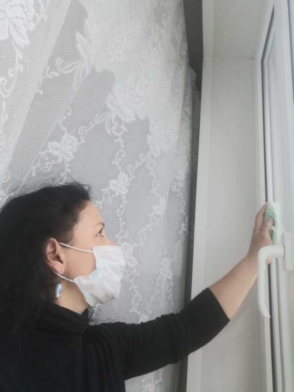 Социальные работники нашего центра реализуют социальную акцию «Чистые окна», приуроченную к празднованию 77- й годовщины ВОВ
